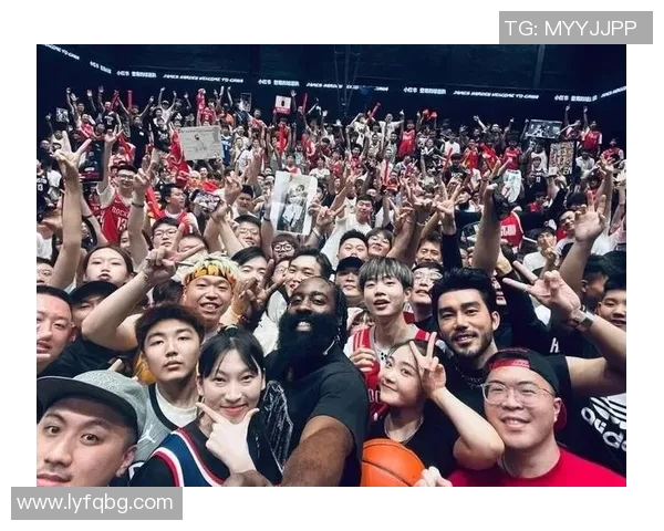 哈登与足球明星亲密合影展现跨界友谊与运动精神的精彩瞬间