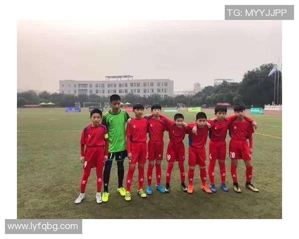 小球童与足球明星的梦想之旅：一场温暖的偶遇与成长的启示