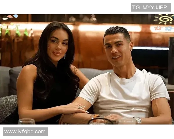 足球明星与柜姐的奇妙邂逅揭示了生活中的梦想与现实交织的故事